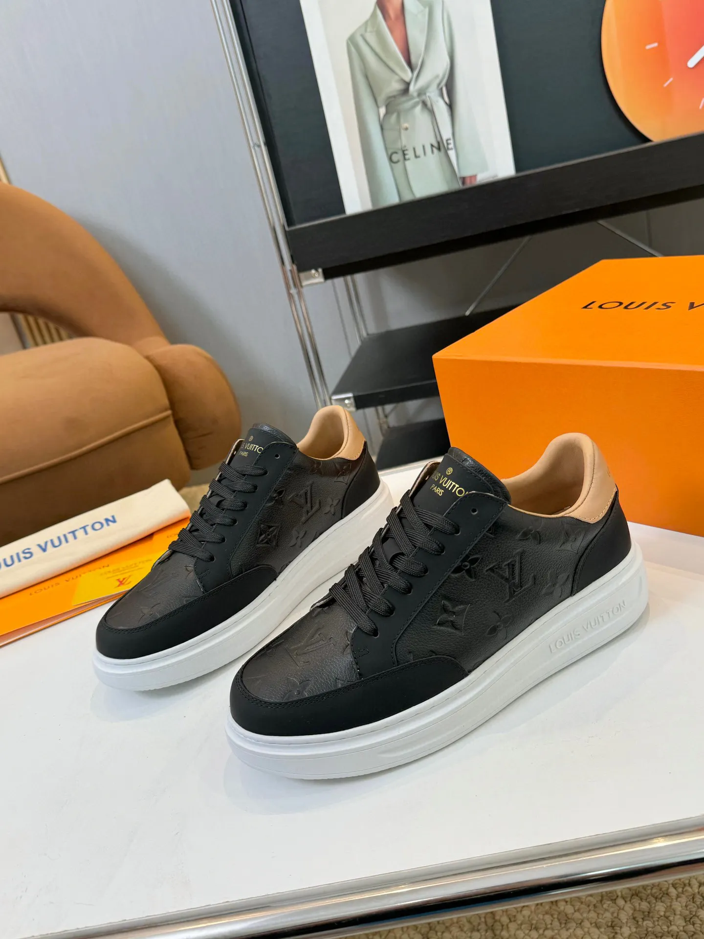 Men's Men's Shoes 💰620💰 LV [Beverly Hills Sports Shoes Series] This Beverly Hills sports shoes are made of grained cow leather with Damier pattern, echoing the current season's leather goods series. The thick rubber outsole is lightweight, and an embossed Louis Vuitton logo adds a branding touch. Padded insole and technical fabric lining enhance comfort.  Detailed Features ♛ Silk cowhide ➕ Tumbled cowhide ♛ Ultra-light rubber outsole ♛ Louis Vuitton logo on tongue and outsole ♛ Size: 38-46